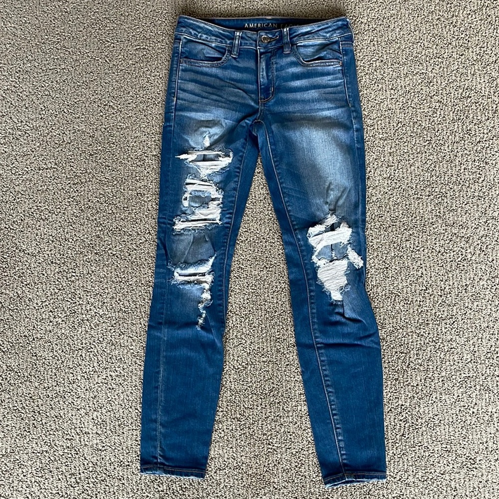 American Eagle - size 6 - distressed skinny jeans -light wash